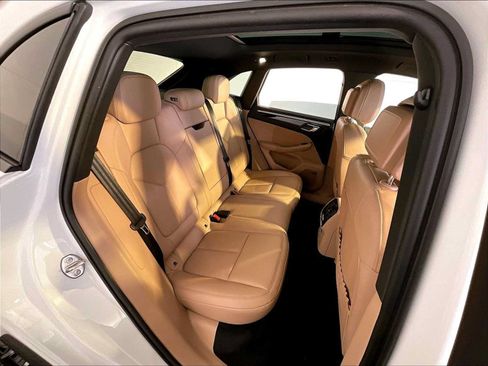 Certified 2024 Porsche Macan AWD/4WD image 23