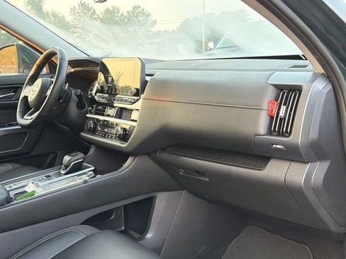 Used 2025 Nissan Pathfinder SL FWD image 21