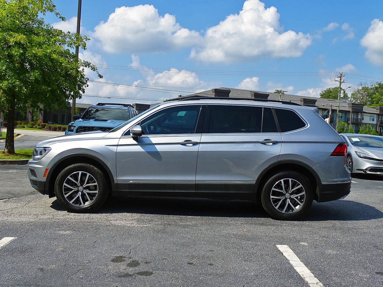 Used 2020 Volkswagen Tiguan SE w/ Panoramic Sunroof Package FWD image 5