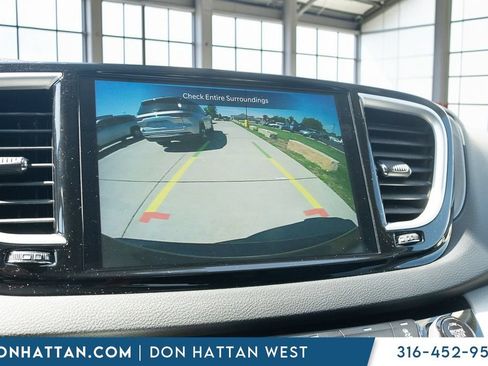 Used 2023 Chrysler Pacifica Touring-L FWD image 8