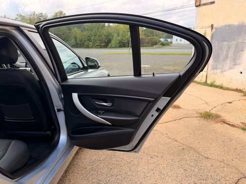 Used 2018 BMW 320i xDrive Sedan image 29