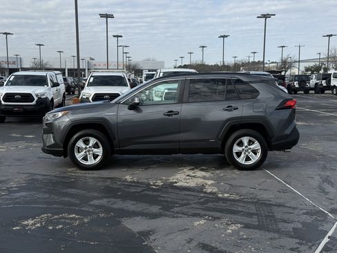 Used 2021 Toyota RAV4 XLE w/ Convenience Package image 11