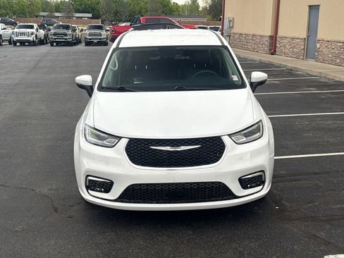 Used 2023 Chrysler Pacifica Touring-L FWD image 39