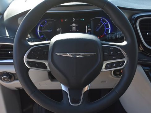 Used 2024 Chrysler Pacifica Limited FWD image 21