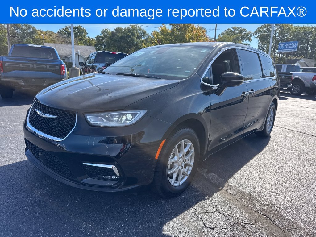 Used 2025 Chrysler Pacifica Select FWD image 2
