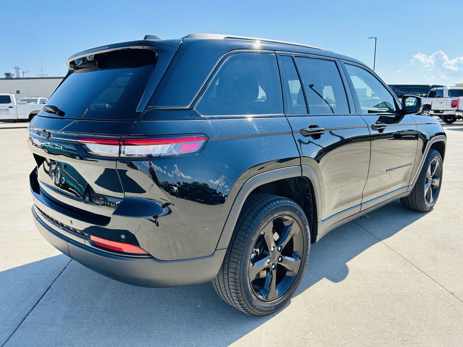 Used 2023 Jeep Grand Cherokee Limited w/ Luxury Tech Group II AWD/4WD image 41