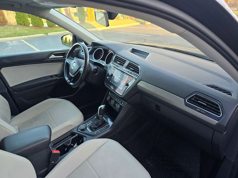 Used 2018 Volkswagen Tiguan SE w/ Panoramic Sunroof Package image 27