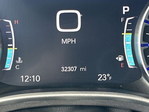 Used 2024 Chrysler Pacifica Touring-L image 30