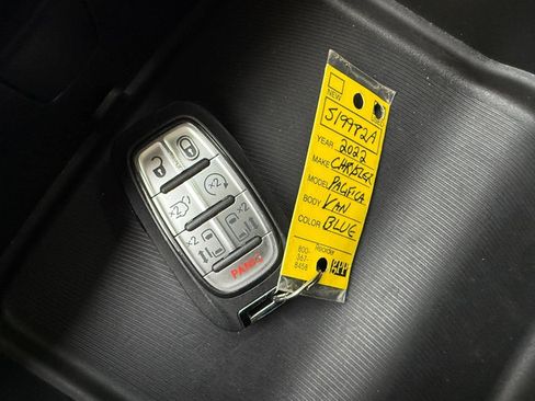 Used 2022 Chrysler Pacifica Touring-L FWD image 35