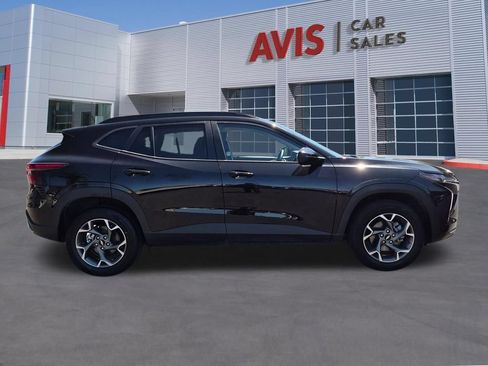 Used 2025 Chevrolet Trax LT w/ LT Convenience Package FWD image 5