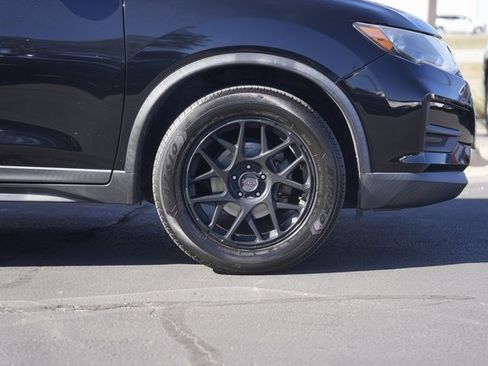 Used 2018 Nissan Rogue SV image 4