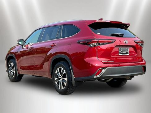 Used 2025 Toyota Highlander XLE FWD image 5