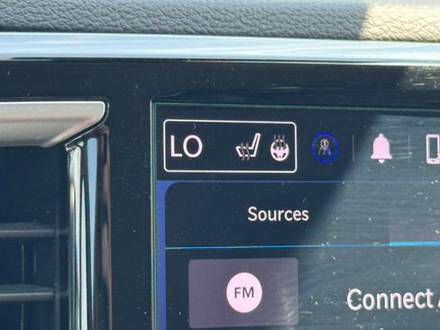 Used 2023 Chrysler Pacifica Touring-L FWD image 19