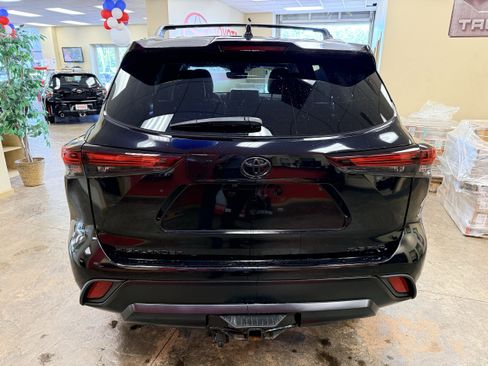 Used 2024 Toyota Highlander XLE AWD/4WD image 13