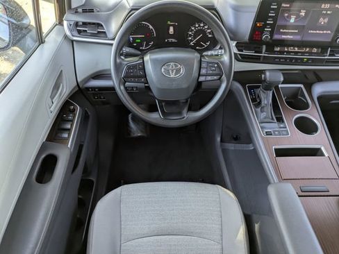 Used 2024 Toyota Sienna LE w/ LE Plus Package image 11