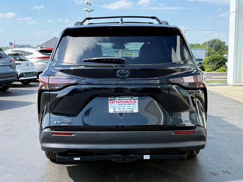 Used 2025 Toyota Sienna XLE Woodland Edition AWD/4WD image 5