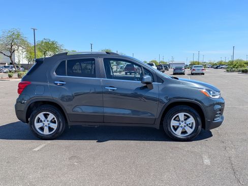Used 2017 Chevrolet Trax LT w/ LT Convenience Package image 6