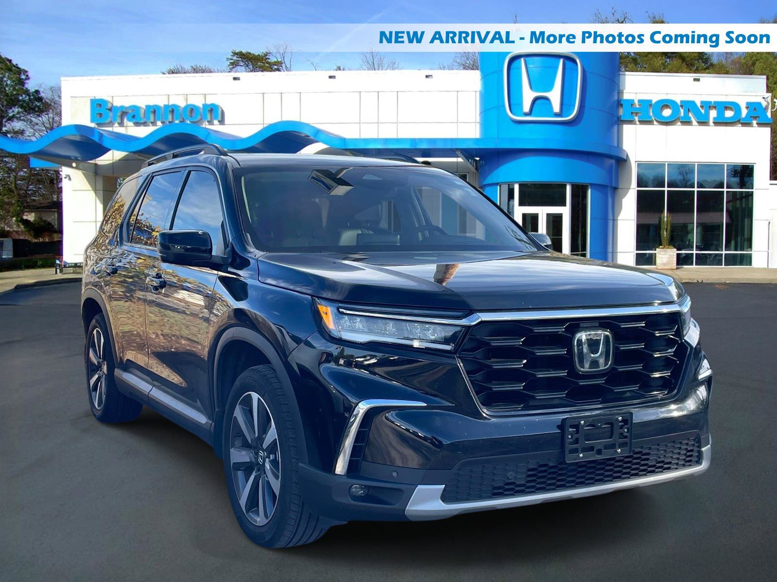 Used 2024 Honda Pilot Touring image 1