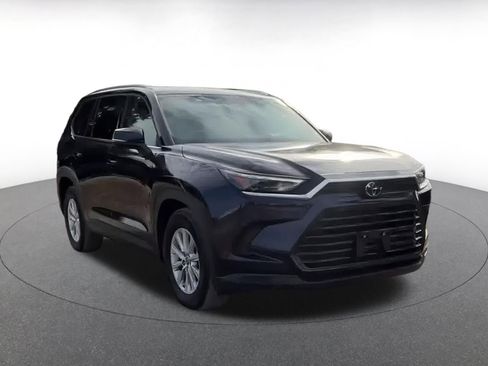 Used 2025 Toyota Grand Highlander XLE image 3