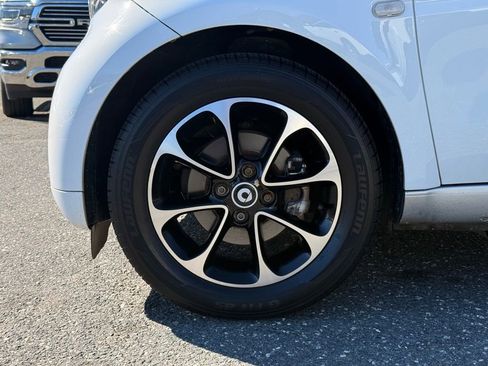 Used 2017 smart fortwo pure image 10