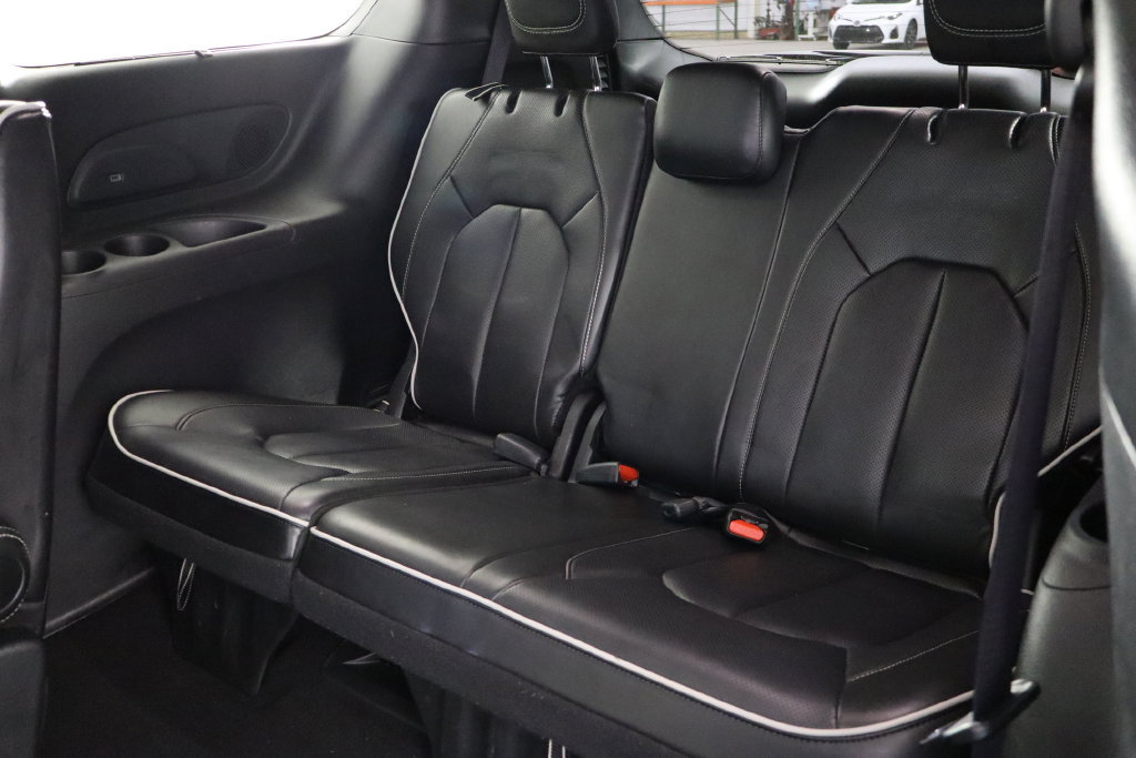 Used 2025 Chrysler Pacifica Limited FWD image 17