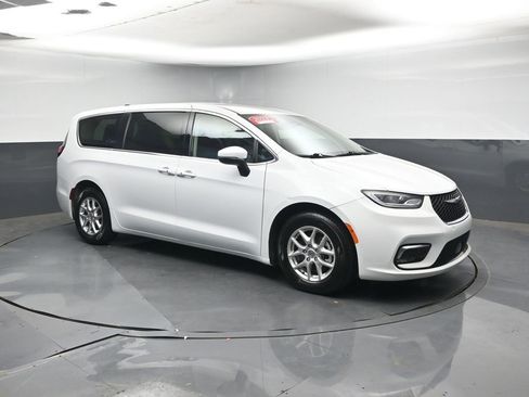 Used 2023 Chrysler Pacifica Touring-L image 7