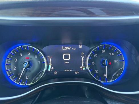 Used 2023 Chrysler Pacifica Limited AWD/4WD image 30