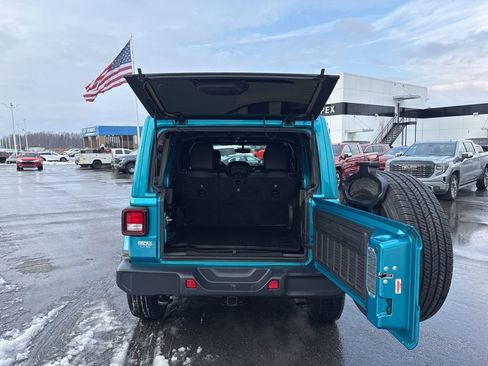 Used 2020 Jeep Wrangler Unlimited Sahara image 28