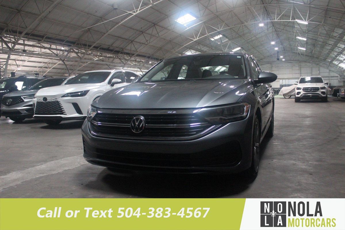 Used 2024 Volkswagen Jetta SE FWD image 3