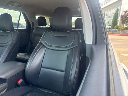 Used 2025 Ford Explorer Active RWD image 9