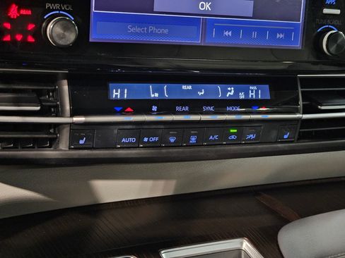 Used 2022 Toyota Sienna XLE image 32