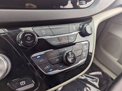 Used 2021 Chrysler Voyager Lxi image 28