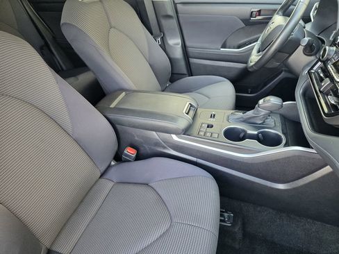 Used 2024 Toyota Highlander LE image 11