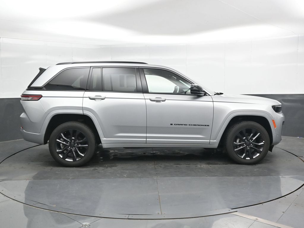 Used 2026 Jeep Grand Cherokee Limited AWD/4WD image 3
