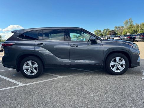 Used 2021 Toyota Highlander LE image 7