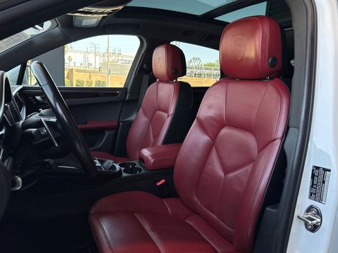 Certified 2023 Porsche Macan AWD/4WD image 5