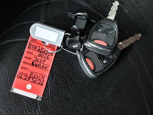 Used 2016 Jeep Wrangler Unlimited Sahara w/ Connectivity Group image 34