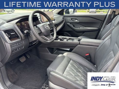 Used 2025 Nissan Rogue Platinum w/ Tech Package FWD image 7