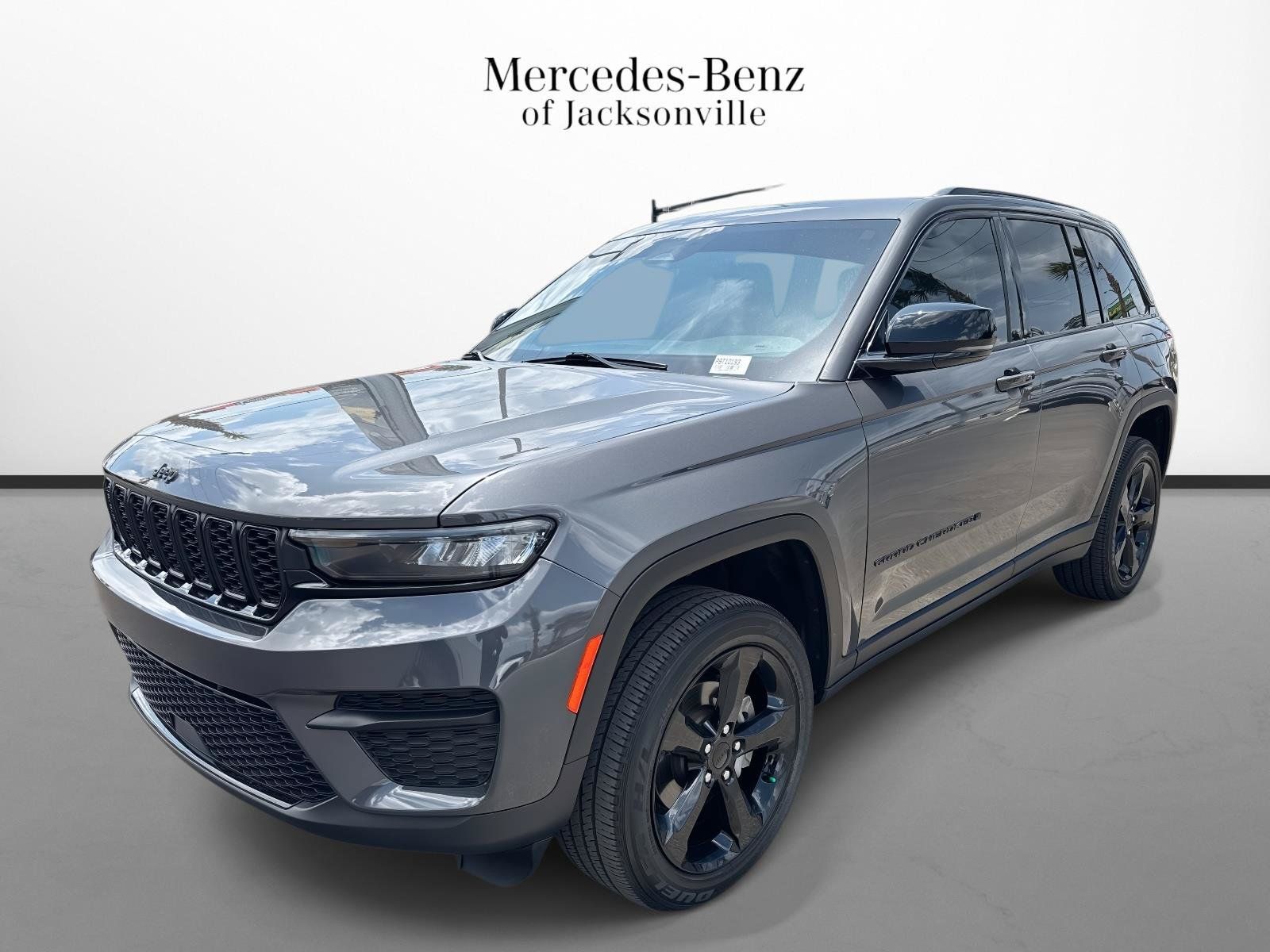 Used 2024 Jeep Grand Cherokee Altitude RWD image 7