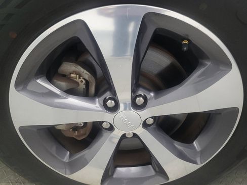 Used 2019 Jeep Cherokee Limited w/ Technology Group FWD image 31