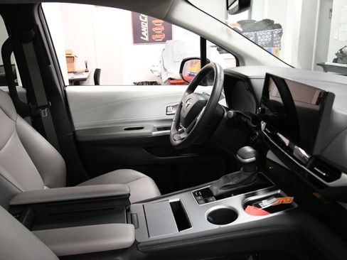 Used 2025 Toyota Sienna XLE FWD image 31