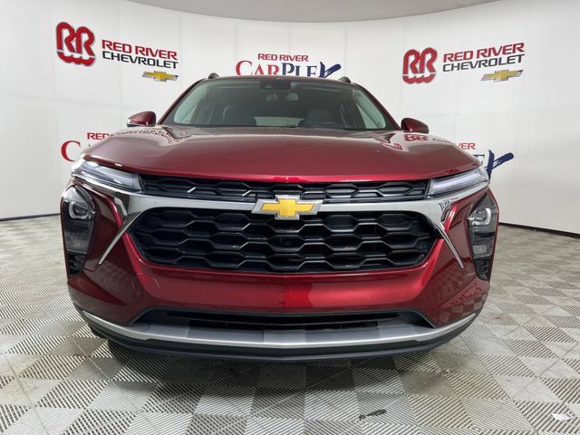 Used 2025 Chevrolet Trax LT w/ LT Convenience Package FWD image 2