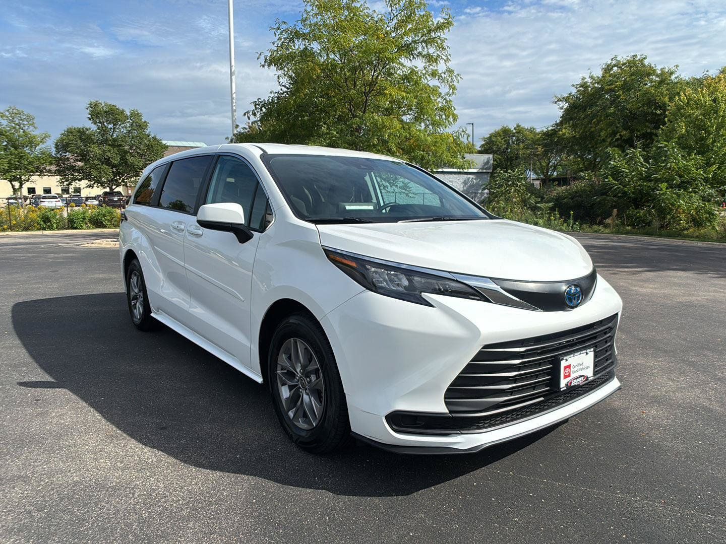 Used 2024 Toyota Sienna LE AWD/4WD image 8