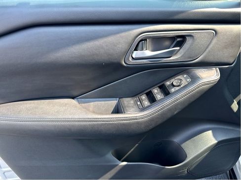 Used 2024 Nissan Rogue SV image 11