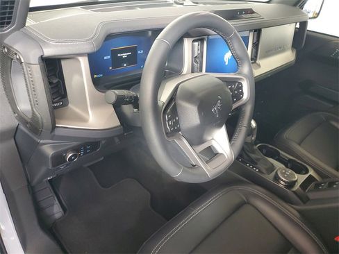 Used 2025 Ford Bronco Outer Banks image 9