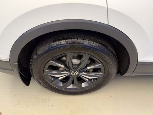 Used 2024 Volkswagen Tiguan SE w/ Panoramic Sunroof Package FWD image 8