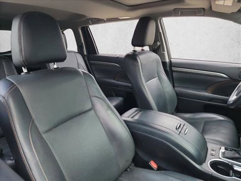 Used 2017 Toyota Highlander Limited image 12