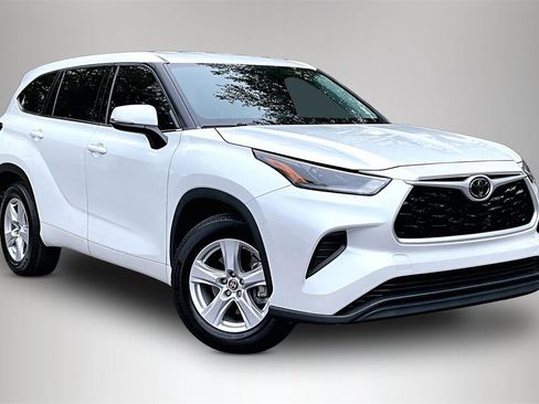 Used 2022 Toyota Highlander L image 2