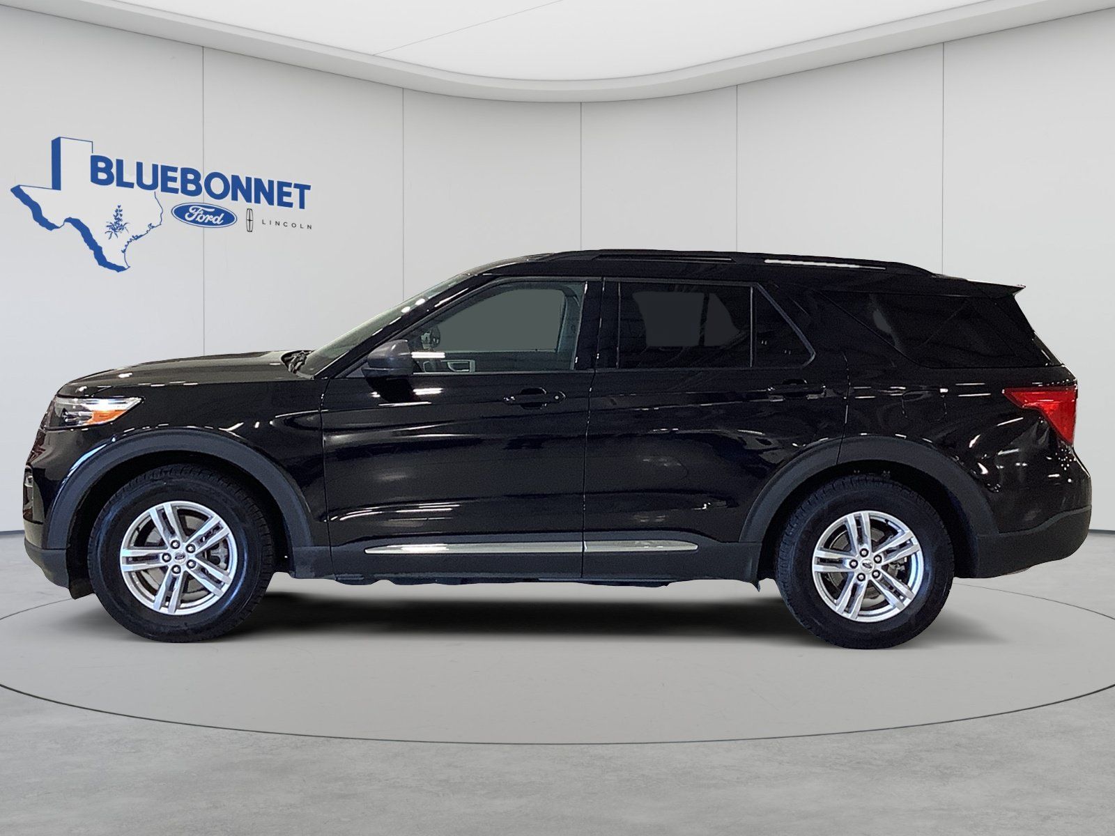 Used 2023 Ford Explorer XLT w/ Equipment Group 202A RWD image 8