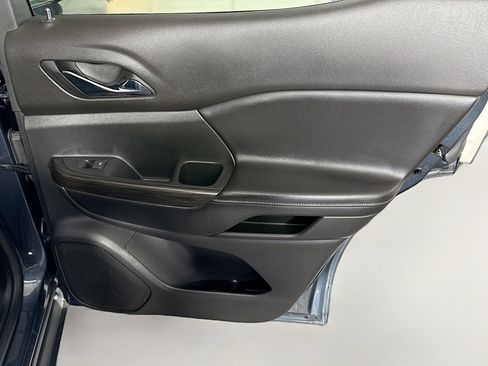 Used 2019 GMC Acadia SLT image 28